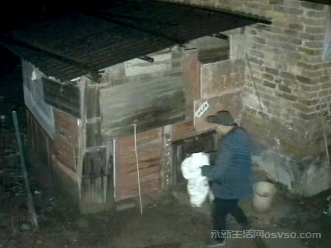 永新一男子半夜偷鸡被小屋岭派出所民警抓获
