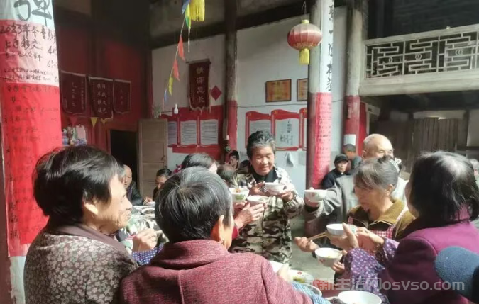 永新县石桥镇垅中村敬老孝老蔚然成风