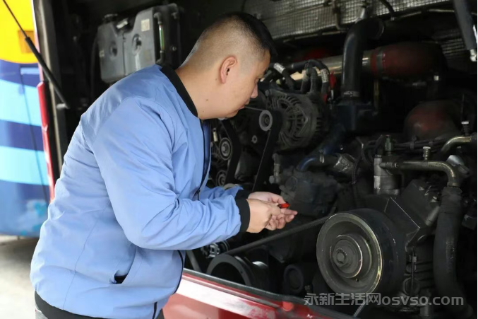 永新开往深圳长途客车一名乘客突发疾病昏迷 司乘协力救助图3