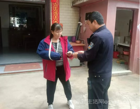 高桥楼派出所民警上门为年迈老人拍照