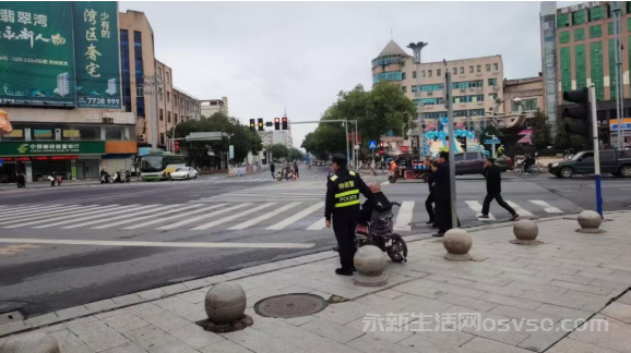 永新一位坐轮椅老人滑向主干道 两名特巡警队员守护