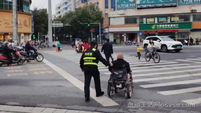 永新一位坐轮椅老人滑向主干道 两名特巡警队员守护