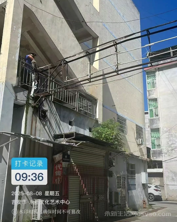 县城区瓦子巷广告牌严重锈蚀 永新城管速拆危牌解民忧图1