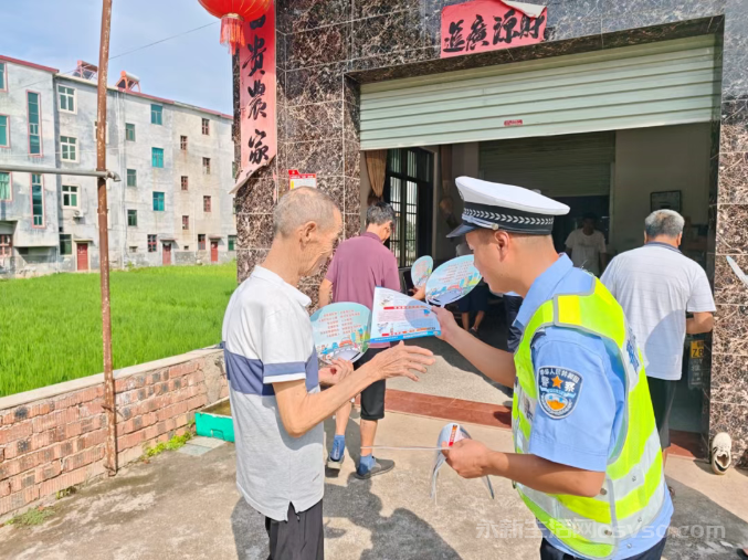 永新交管大队开展“老体搭台宣安全 交警助力护晚年”主题宣传活动