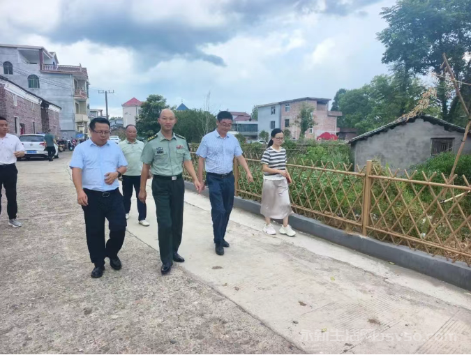 永新县委常委、县人武部政委庄志海深入芦溪乡调研指导工作