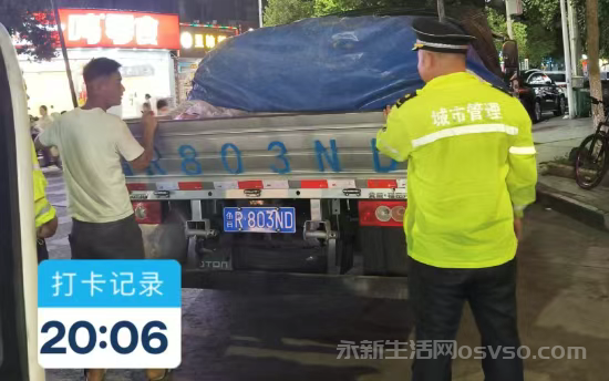 永新县城管执法大队耐心劝导商户规范摆放摊位 整治夜间市容秩序