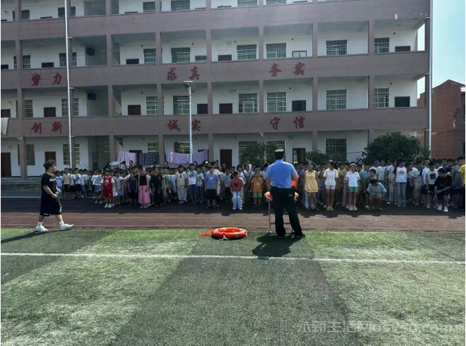 永新龙田派出所走进辖区校园防溺水 “安全课” 回到校园操场图3