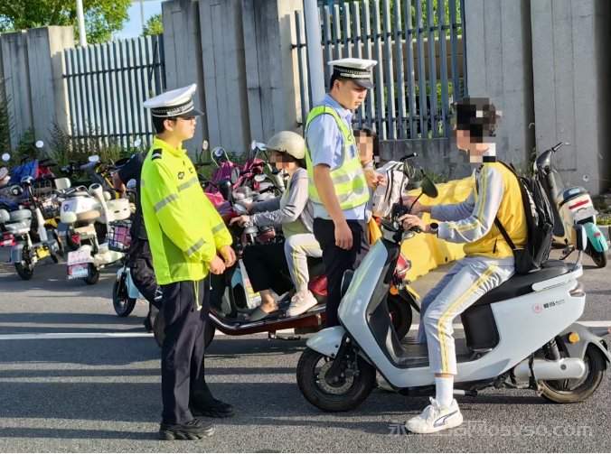 县交管大队与教体局联合开展开学季二三轮车骑行安全宣传教育活动