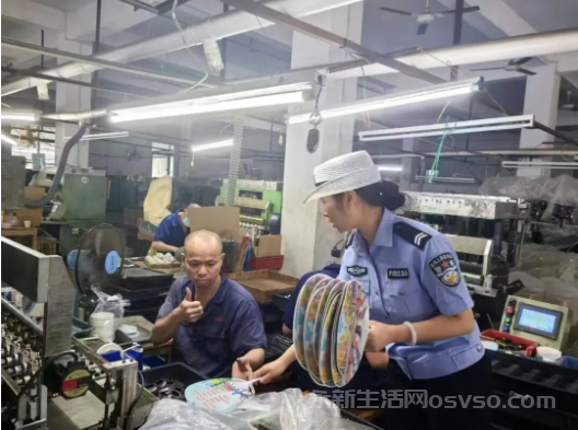永新交警大队深入企业发放和张贴反光标识3000余份图1