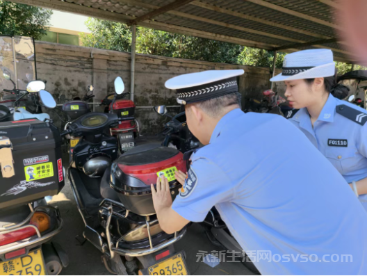 永新交警大队深入企业发放和张贴反光标识3000余份图3